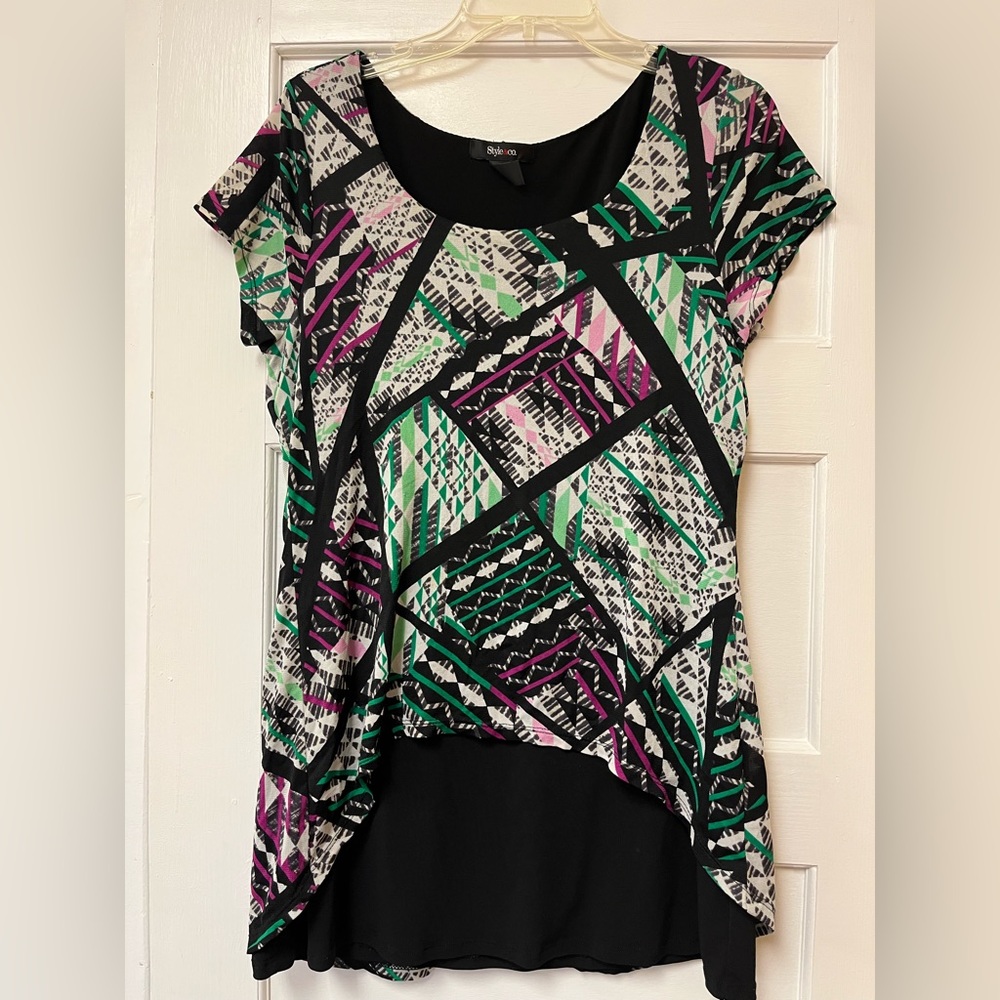Style & Co Women Black geometric print Short Sleeve Top M split-back detailing.
